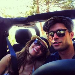 Jessica Bueno y Jota Peleteiro en un coche