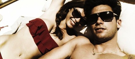 Jessica Bueno y Jota Peleteiro tomando el sol en Ibiza