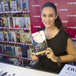 Vicky Martín Berrocal firmando ejemplares de su libro en la Feria del Libro de Madrid 2013