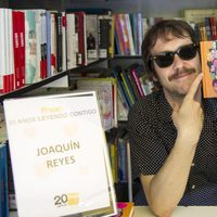 Joaquín Reyes firmando ejemplares de su libro en la Feria del Libro de Madrid 2013