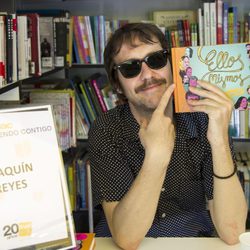 Joaquín Reyes firmando ejemplares de su libro en la Feria del Libro de Madrid 2013