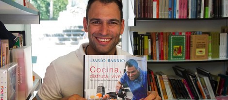 Darío Barrio firmando ejemplares de su libro en la Feria del Libro de Madrid 2013