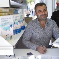 Jorge Javier Vázquez firmando ejemplares de su libro en la Feria del Libro de Madrid 2013