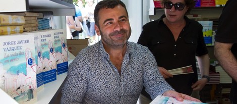 Jorge Javier Vázquez firmando ejemplares de su libro en la Feria del Libro de Madrid 2013