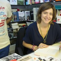 Sandra Barneda firmando ejemplares de su libro en la Feria del Libro de Madrid 2013