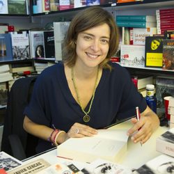 Sandra Barneda firmando ejemplares de su libro en la Feria del Libro de Madrid 2013