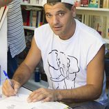 Frank Cuesta firmando ejemplares de su libro en la Feria del Libro de Madrid 2013