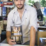 Juan Diego Botto firmando ejemplares de su libro en la Feria del Libro de Madrid 2013