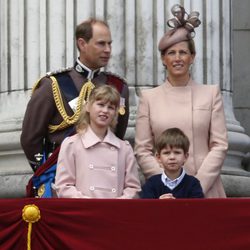 Los Condes de Wessex y sus hijos en Trooping the Colour 2013