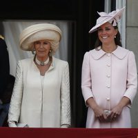 La Duquesa de Cornualles, la Duquesa de Cambridge y la Princesa Eugenia de York en Trooping the Colour 2013