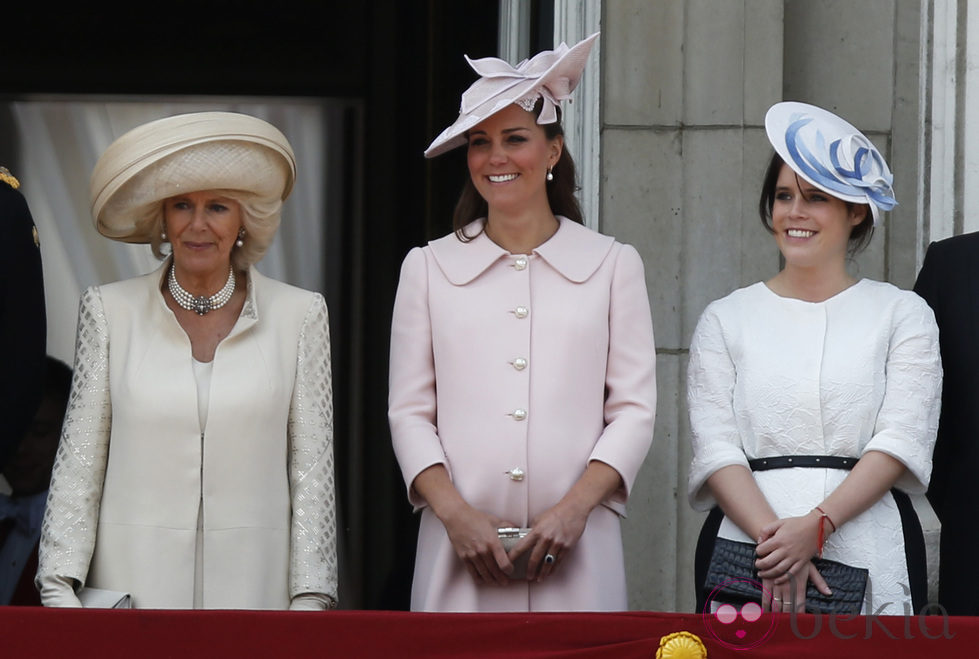 La Duquesa de Cornualles, la Duquesa de Cambridge y la Princesa Eugenia de York en Trooping the Colour 2013