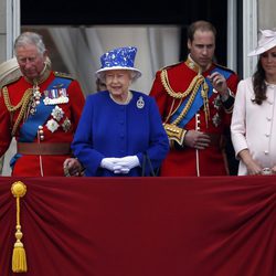 La Reina Isabel, el Príncipe de Gales y los Duques de Cambridge en Trooping the Colour 2013