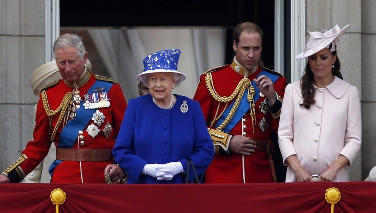 La Reina Isabel, el Príncipe de Gales y los Duques de Cambridge en Trooping the Colour 2013