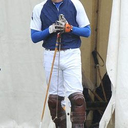 El Príncipe Guillermo en un partido de polo benéfico en Gloucestershire