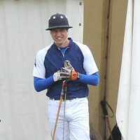 El Príncipe Guillermo en un partido de polo benéfico en Gloucestershire