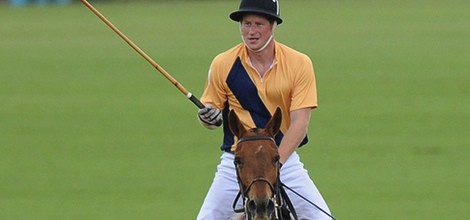 El Príncipe Harry en un partido de polo benéfico en Gloucestershire