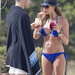Jessica Bueno y Jota Peleteiro tomando algo en las playas de Ibiza