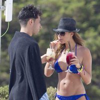 Jessica Bueno y Jota Peleteiro tomando algo en las playas de Ibiza