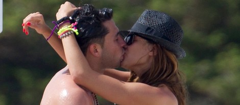 Jessica Bueno y Jota Peleteiro besándose en playas de Ibiza