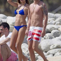 Jota Peleteiro y Jessica Bueno paseando por las playas de Ibiza