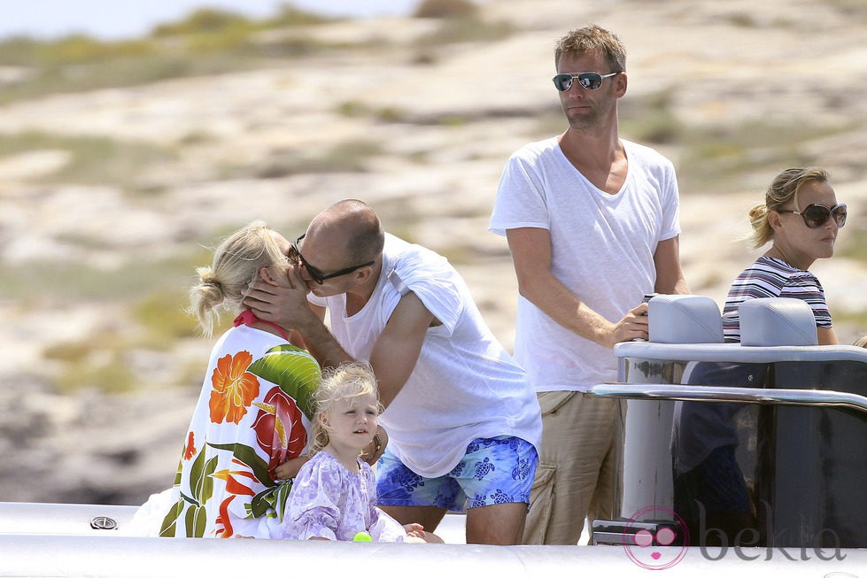 Robben besa apasionadamente a su mujer durante sus vacaciones en Formentera