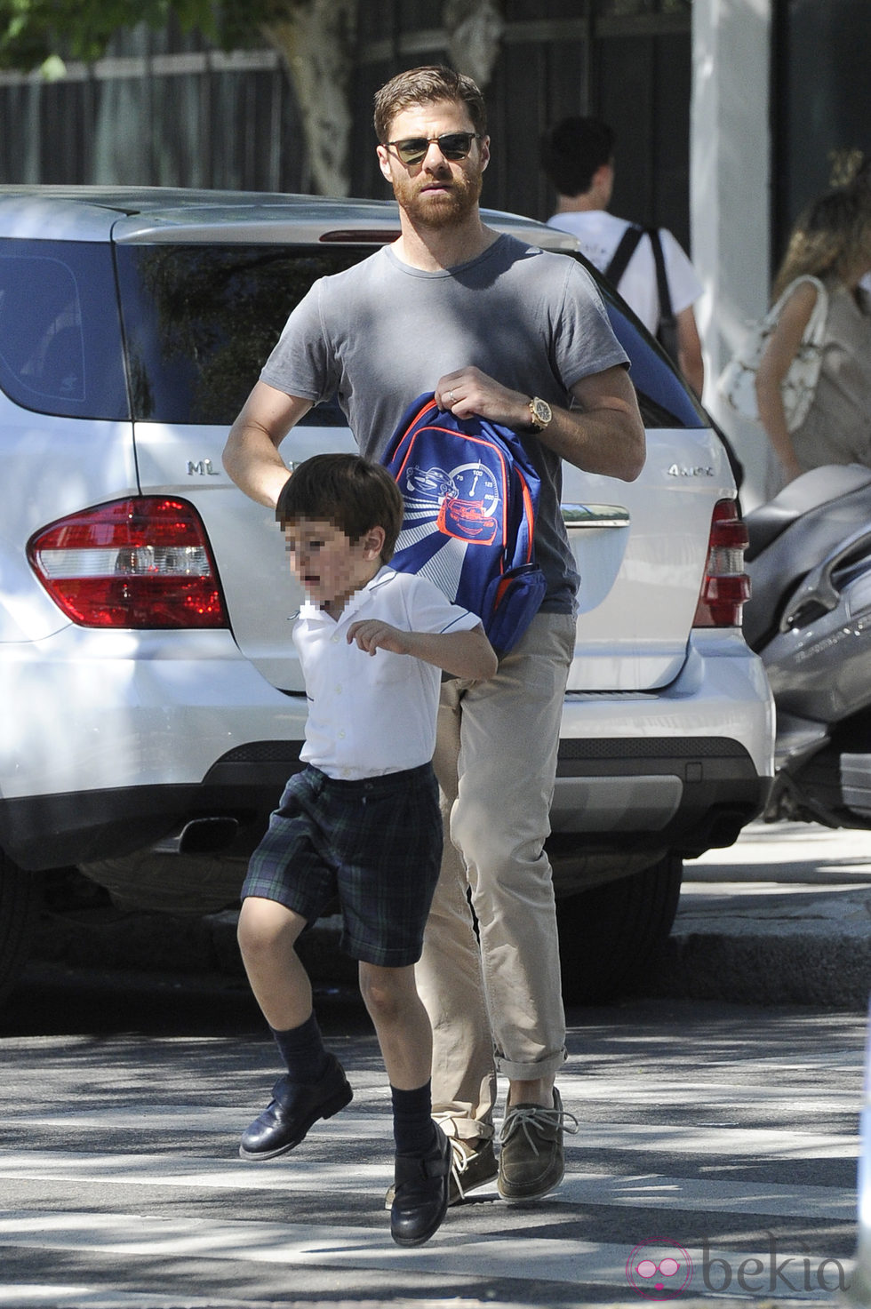 Xabi Alonso recogiendo a su hijo Jon del colegio