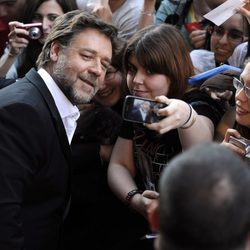 Russell Crowe atendiendo a los fans en el estreno de 'El hombre de acero' en Madrid