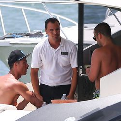 Cristiano Ronaldo navegando en su yate por Miami