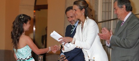 La Infanta Elena entregando los premios del Concurso de Pintura Infantil y Juvenil de Patrimonio Nacional