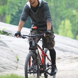 Taylor Lautner monta en bicicleta durante el rodaje de su nueva película 'Tracers'