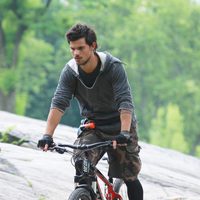 Taylor Lautner monta en bicicleta durante el rodaje de su nueva película 'Tracers'