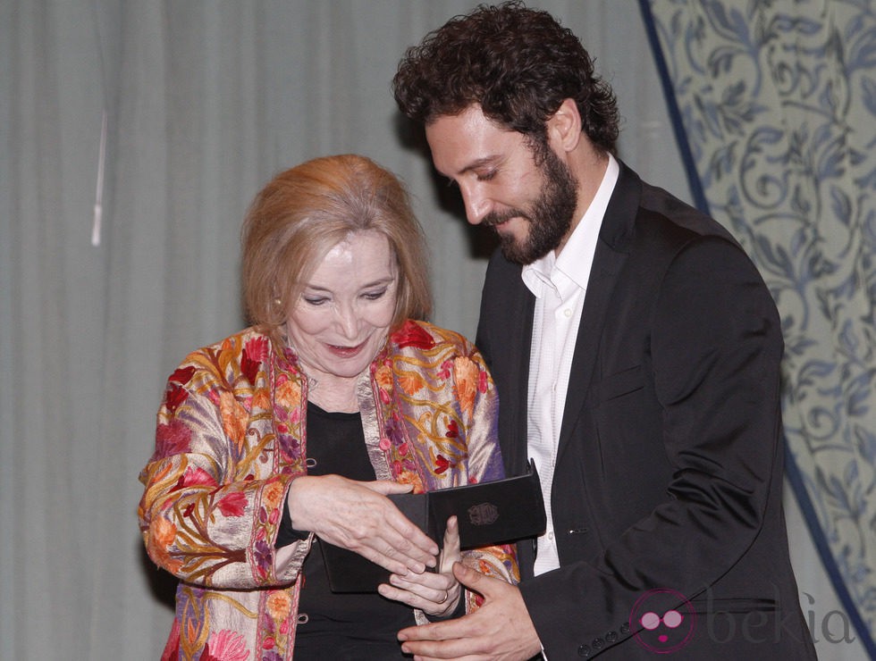 Álex Gadea entrega un premio a Nuria Espert en los premios de La Casa del Actor 2013