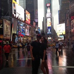 Irina Shayk y Cristiano Ronaldo posando en Times Square