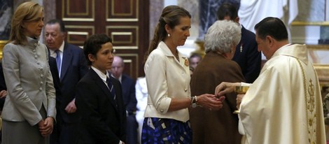 Las Infantas Elena y Cristina y Froilán comulgando en la misa conmemorativa del centenario del nacimiento del Conde de Barcelona
