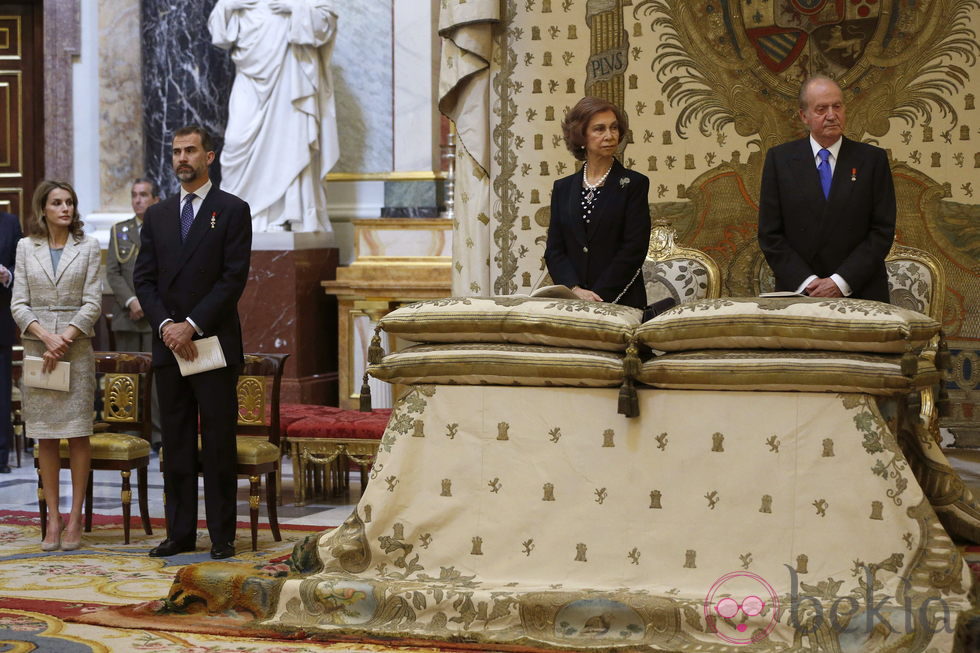 Los Reyes y los Príncipes en la misa conmemorativa del centenario del nacimiento del Conde de Barcelona
