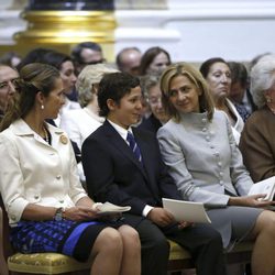 La Infanta Elena, Froilán, la Infanta Cristina y la Infanta Pilar en la misa conmemorativa del centenario del nacimiento del Conde de Barcelona