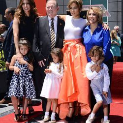 Jennifer Lopez con sus padres, su hermana y sus hijos Emme y Max en el Paseo de la Fama de Hollywood