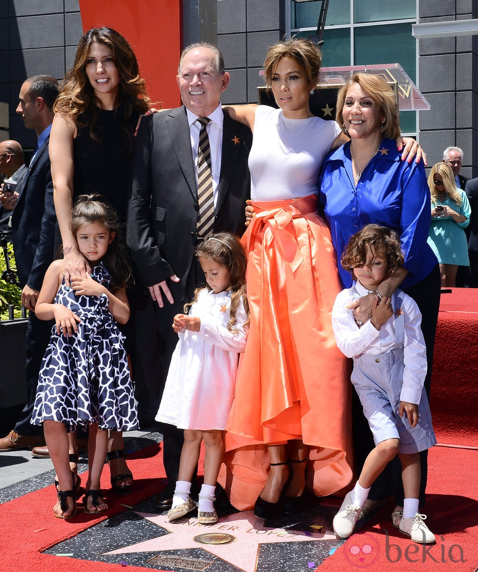 Jennifer Lopez con sus padres, su hermana y sus hijos Emme y Max en el Paseo de la Fama de Hollywood