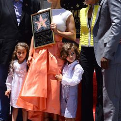 Jennifer Lopez sostiene una réplica de su estrella con Gregory Nava, Jane Fonda, Keenan Ivory Wayans y sus hijos