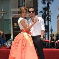 Jennifer Lopez con Casper Smart posando con su estrella en el Paseo de la Fama de Hollywood