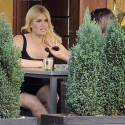 Adriana Abenia charla con su hermana en una terraza de Madrid