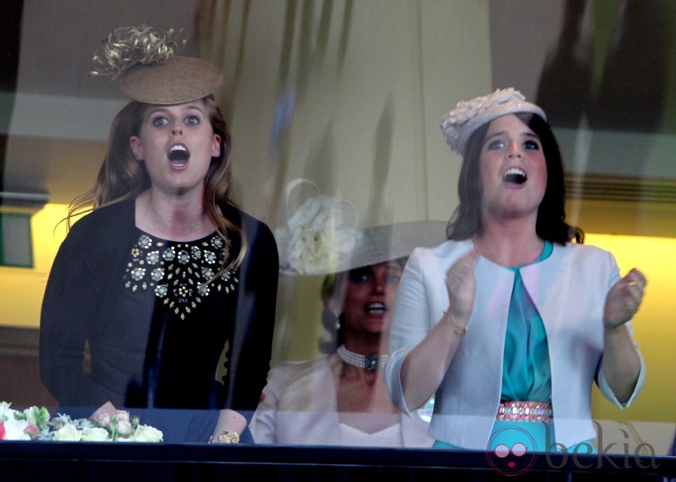 Beatriz y Eugenia de York animan al caballo de la Reina Isabel en Ascot 2013