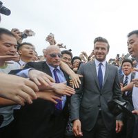David Beckham entre la multitud a su llegada a Shangai