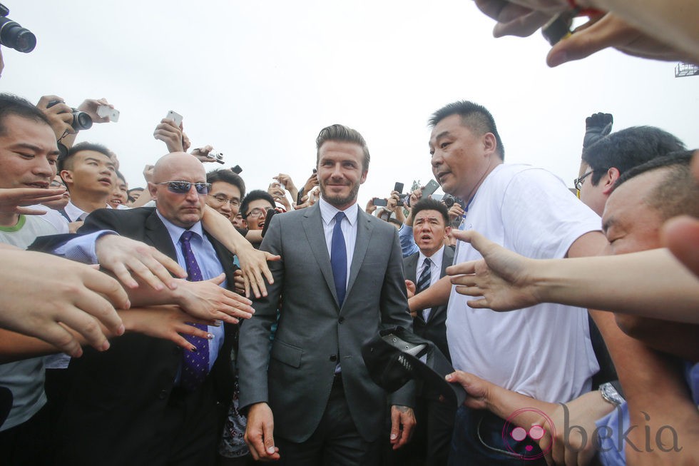 David Beckham entre la multitud a su llegada a Shangai