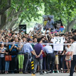 Centenares de fans esperan la llegada de David Beckham a la Universidad de Tongji en Shangai