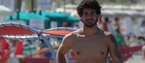 Alexandre Pato con el torso desnudo en Cerdeña