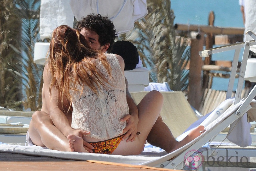 Alexandre Pato y Barbara Berlusconi besándose en Cerdeña