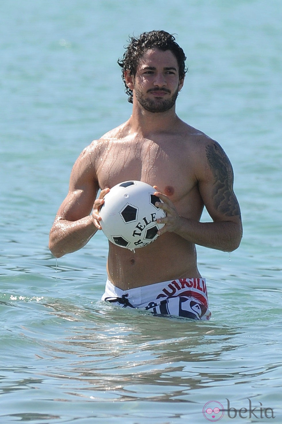 Alexandre Pato presume de torso desnudo con una pelota en el mar
