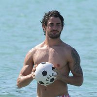 Alexandre Pato presume de torso desnudo con una pelota en el mar