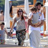 Barbara Berlusconi con sus hijos y su novio Alexandre Pato en Cerdeña